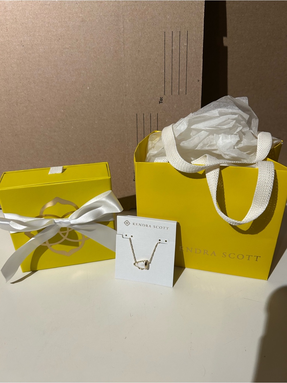 Kendra Scott  Cheer Gold Short Pendant Necklace  in White Mother-of-Pearl